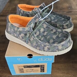 Hey Dude Size 4 Kids Camouflage Dinosaur Slip-On Sneakers with Orange Lining